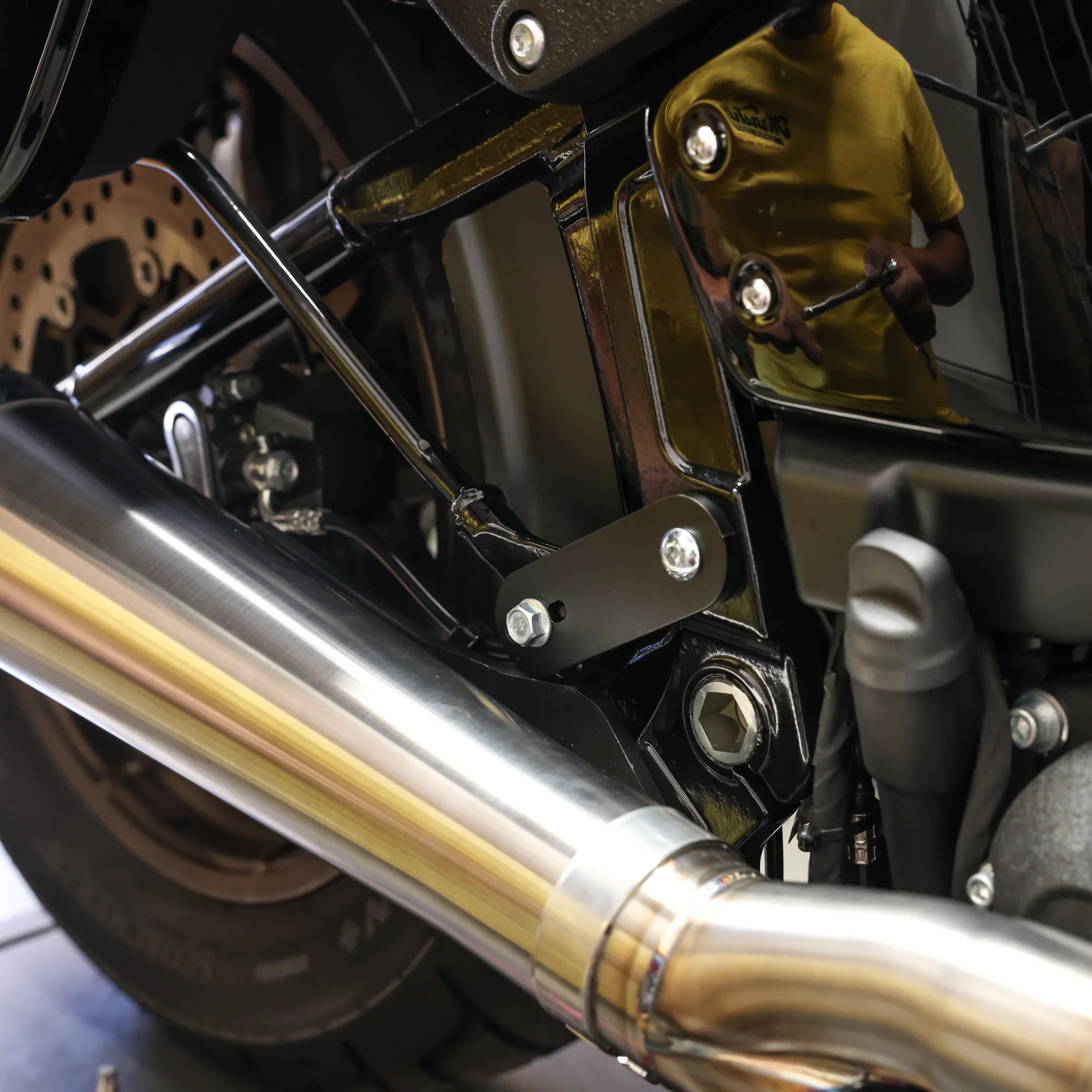 18'-24' M8 Softail Oem Saddlebag Mount - Image 2