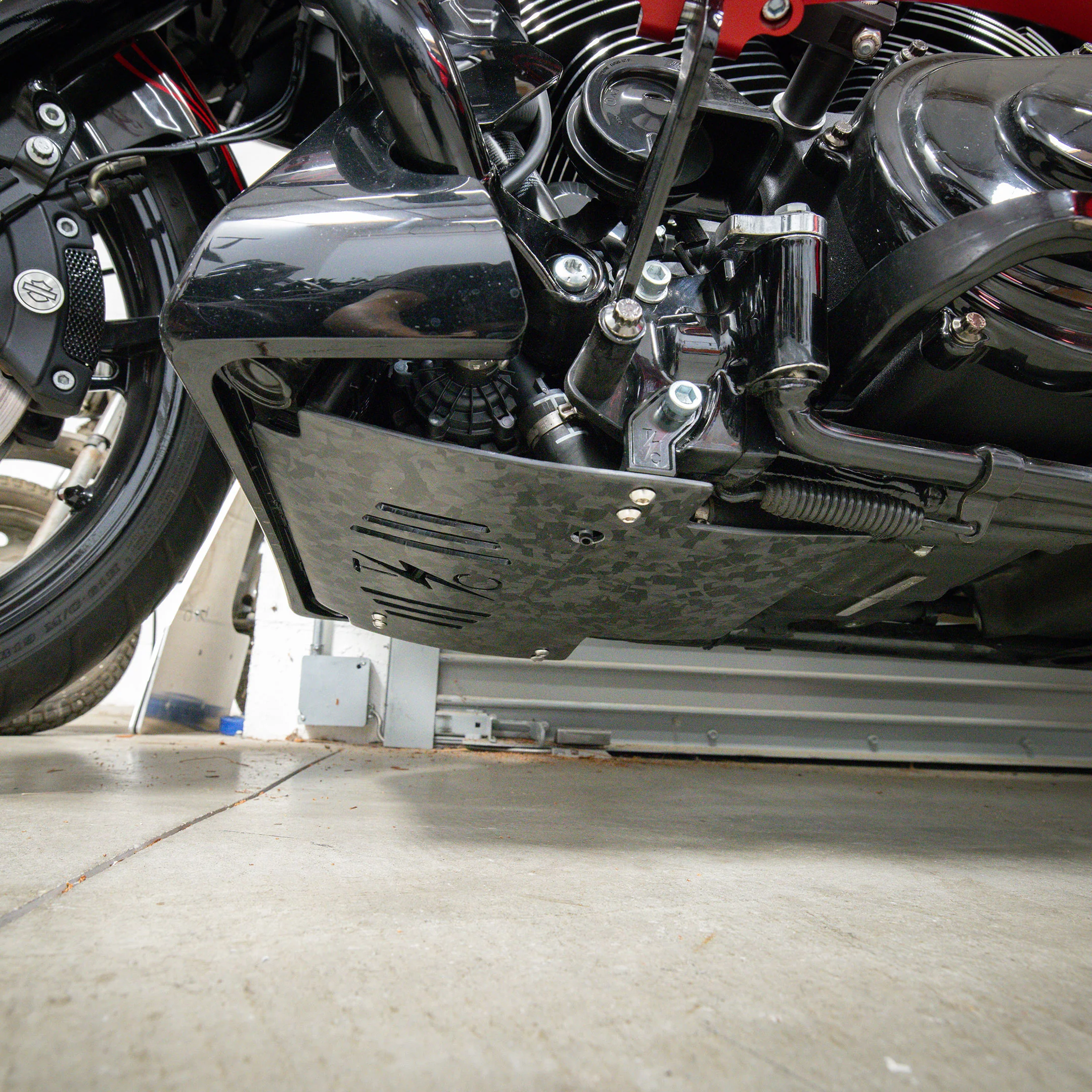 2024+ Touring Skid Plate - Real Forged Carbon W/ Black Brackets - Image 7