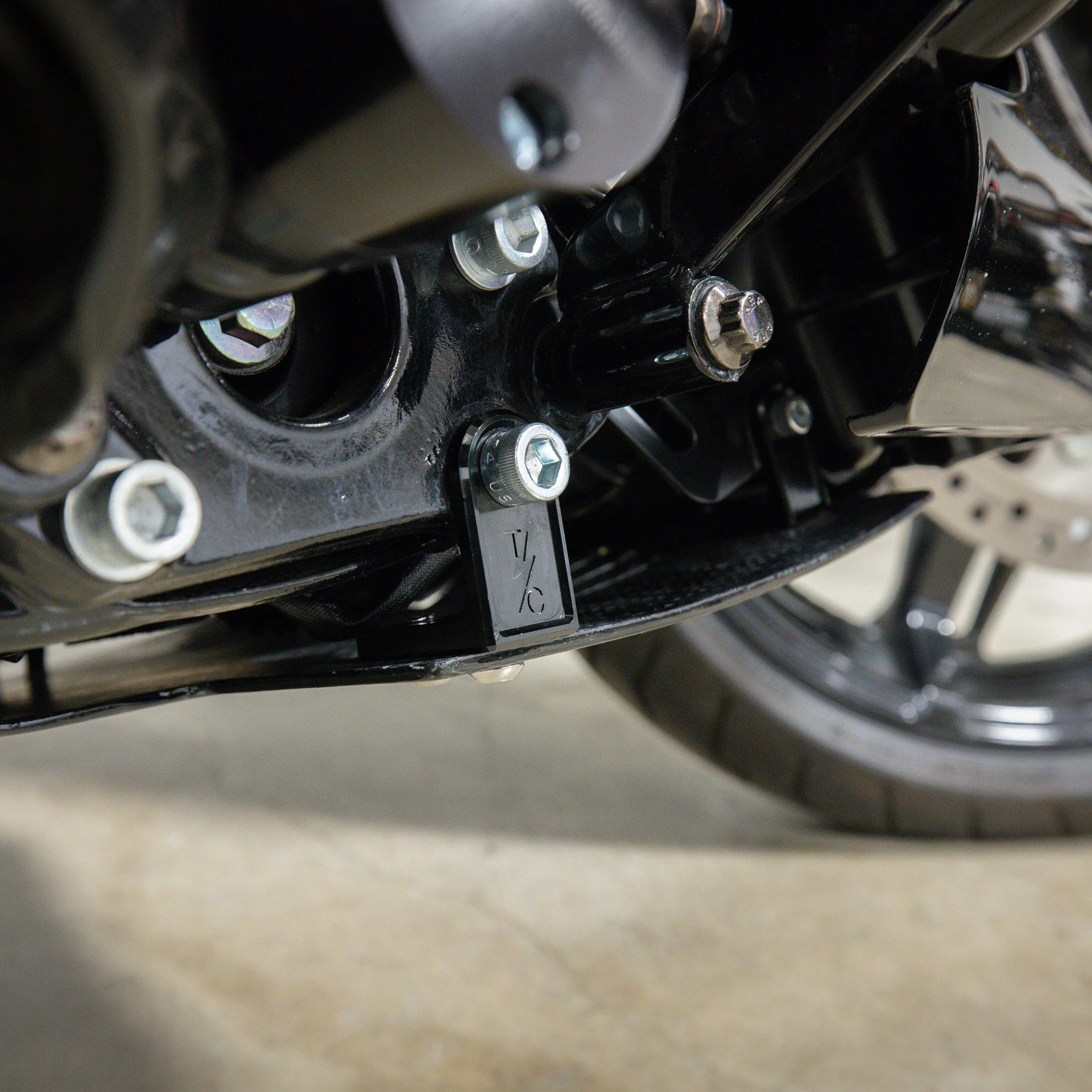 2024+ Touring Skid Plate - Real Forged Carbon W/ Black Brackets - Image 9
