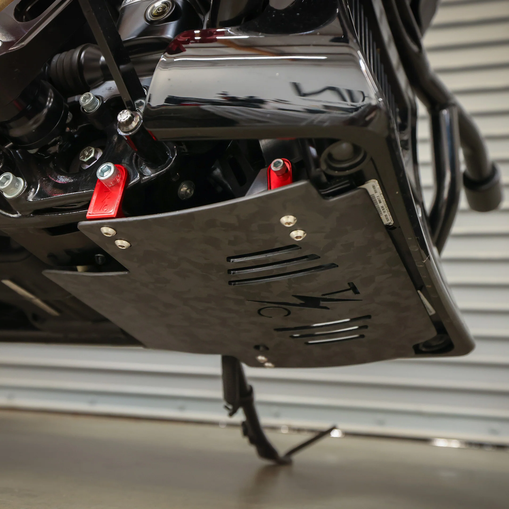2024+ Touring Skid Plate - Real Forged Carbon W/ Red Brackets - Image 7