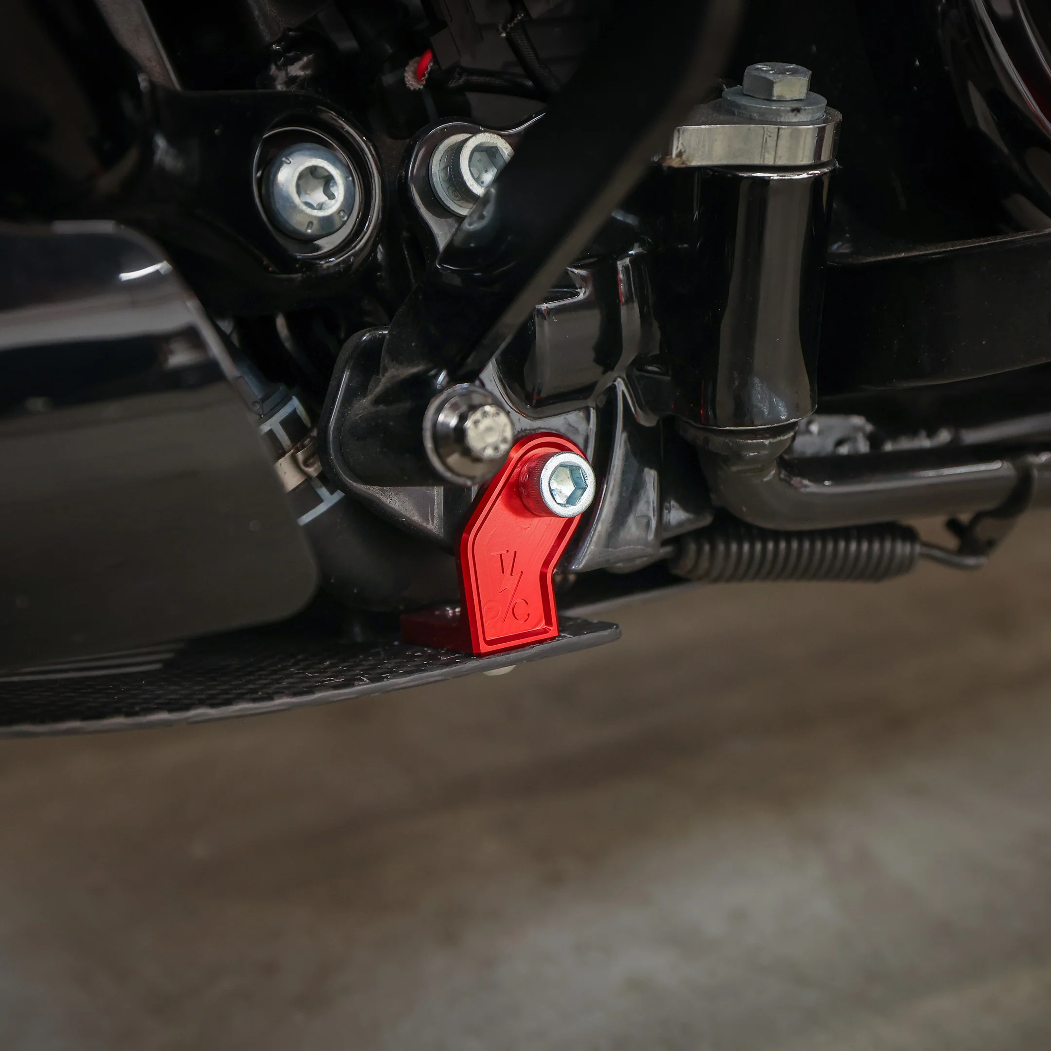 2024+ Touring Skid Plate - Real Forged Carbon W/ Red Brackets - Image 8