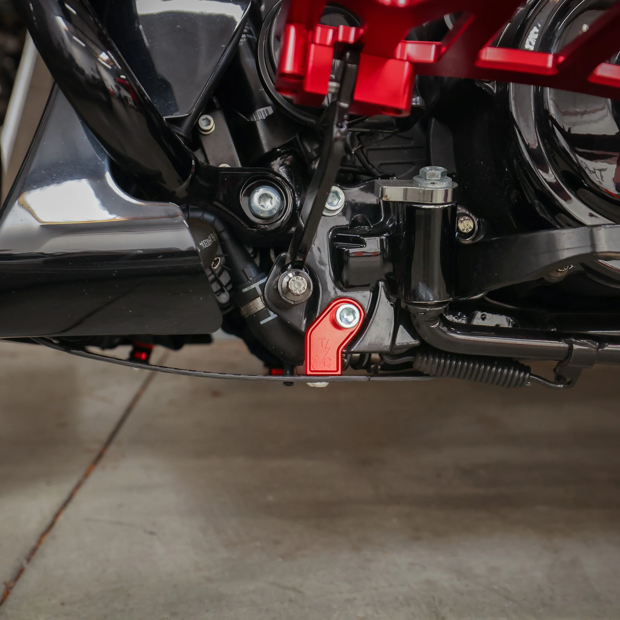 2024+ Touring Skid Plate - Real Forged Carbon W/ Red Brackets - Image 9