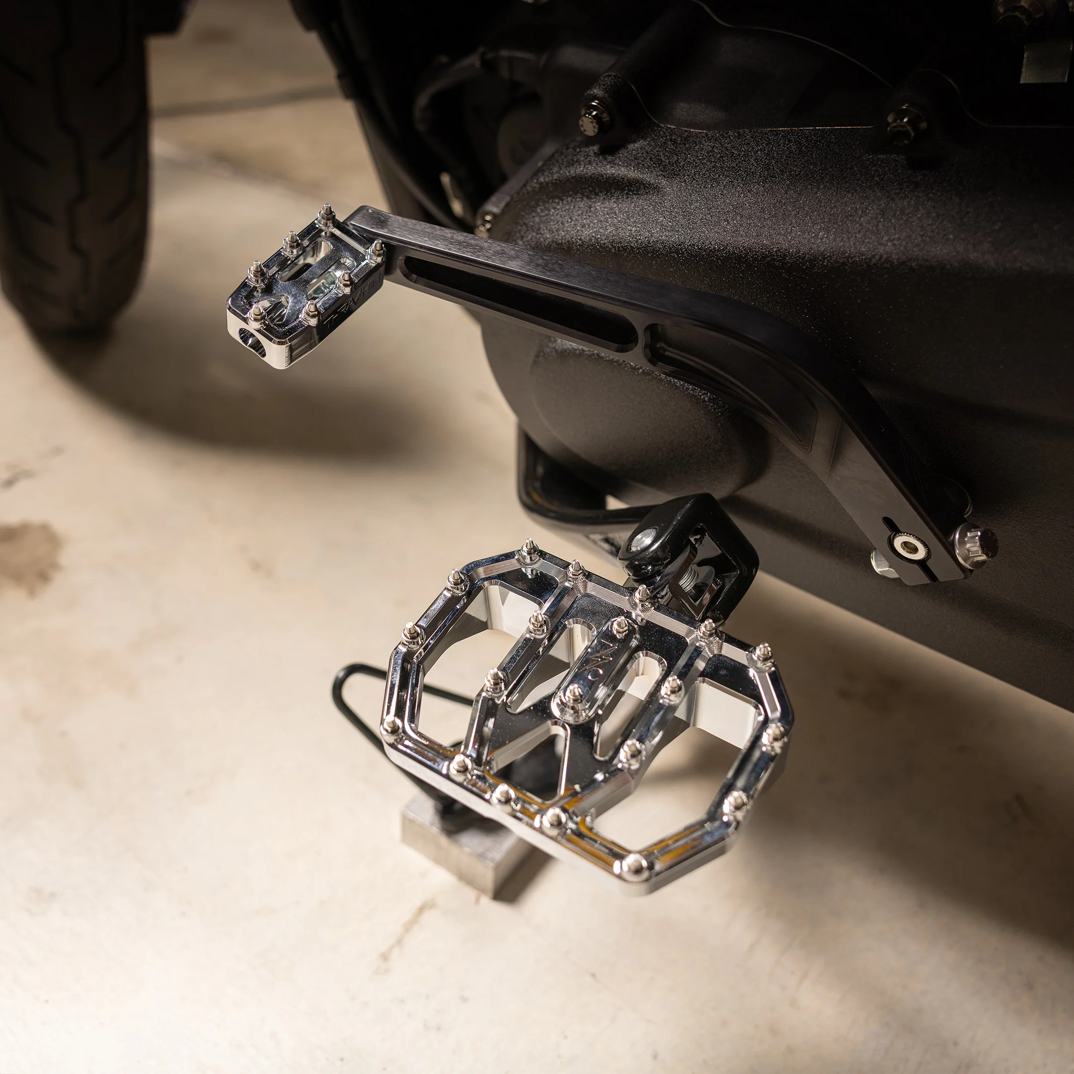 Aggressor Mini Floorboards - Chrome - Image 6