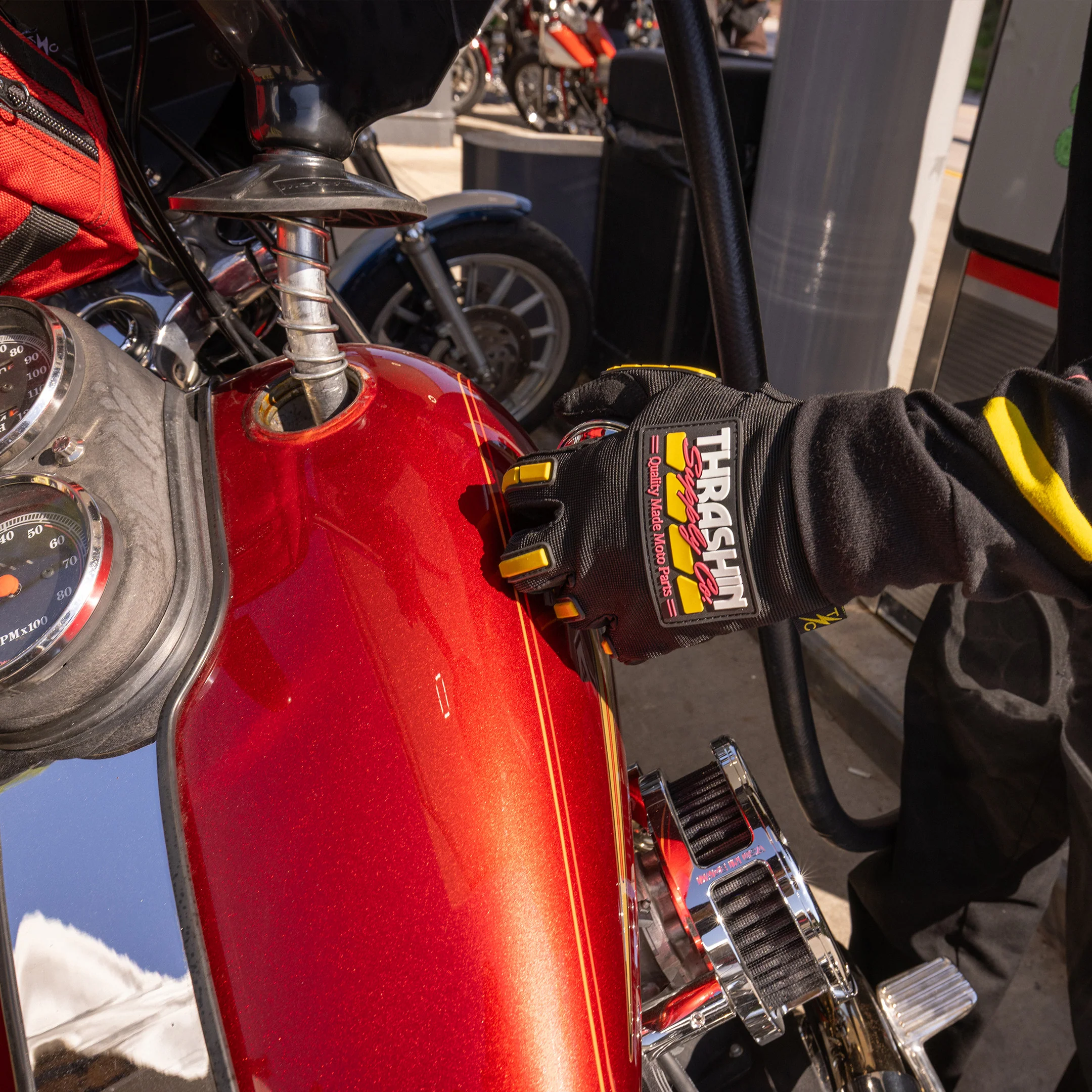 Moto Stealth Gloves - Black / Yellow - Image 5