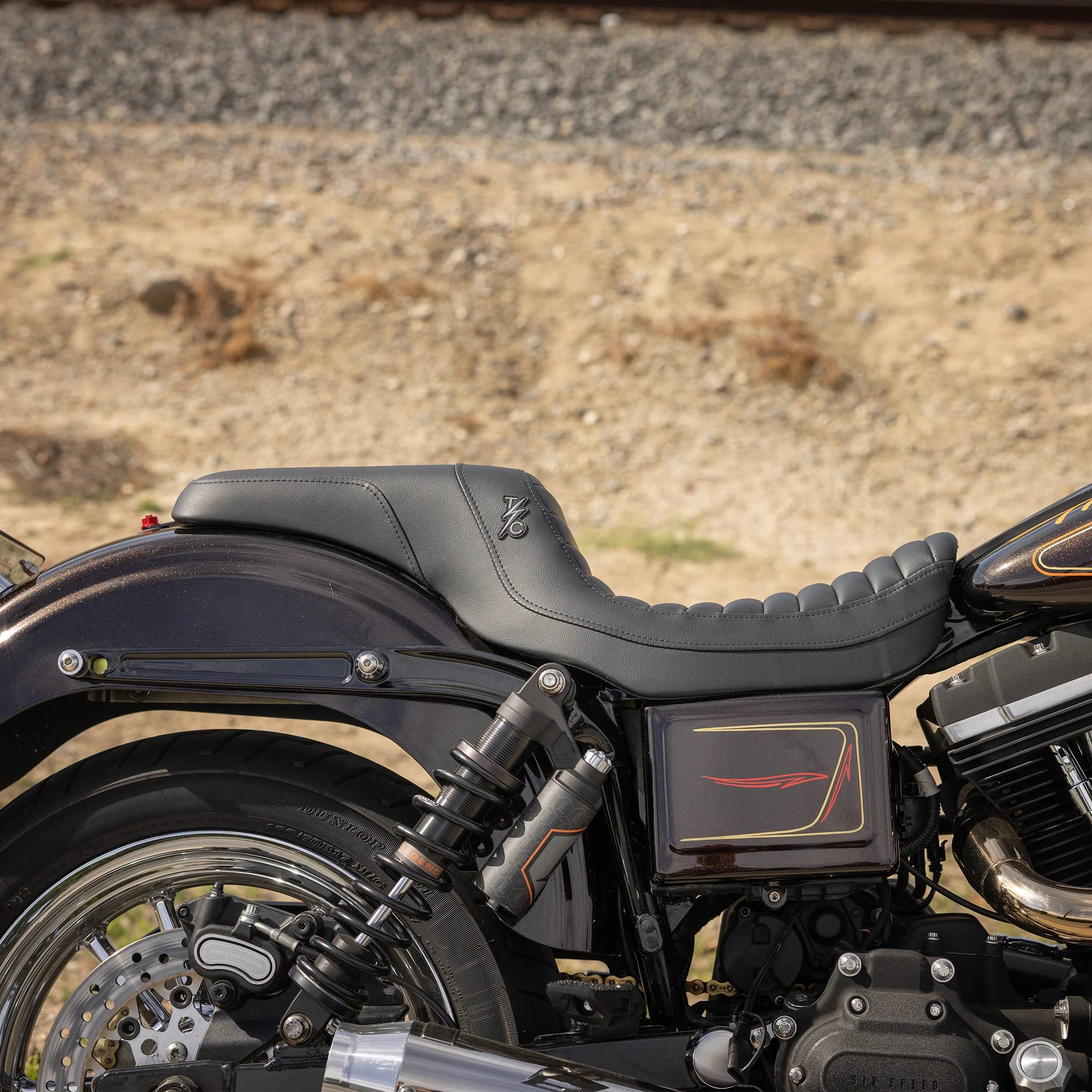 Thrashin® X Saddlemen® Step-Up™ - Dyna 2006-2017 - Tuck & Roll - Image 2